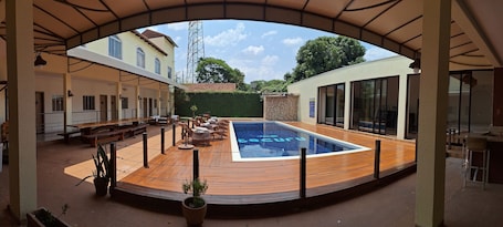 Outdoor pool, pool umbrellas, sun loungers. Tacuru Hotel Boutique
