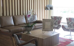 Een 32-inch lcd-televisie met kabelzenders en televisie