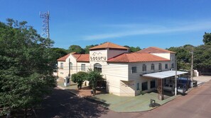Un edificio con un letrero que dice "Tacuru Hotel Boutique".