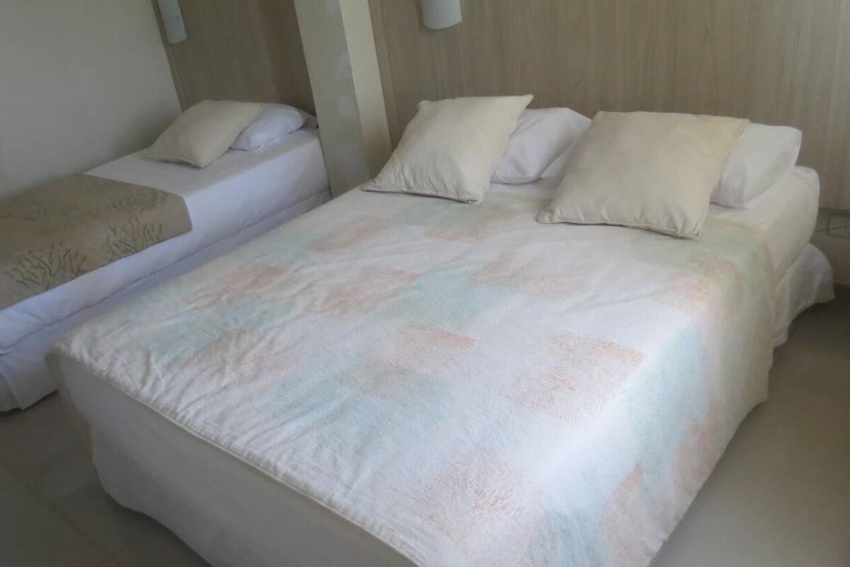 Habitación triple | Minibar, caja fuerte, wifi gratis y ropa de cama