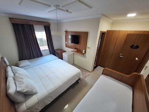 Habitación familiar | Minibar, caja fuerte, wifi gratis y ropa de cama