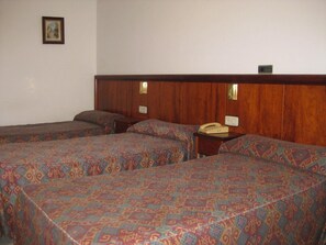 Blackout drapes, free cribs/infant beds, free WiFi - Hostal Linar (A Coruña)