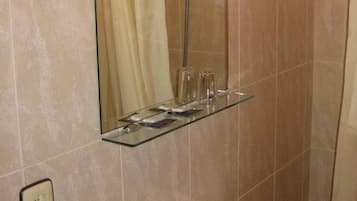 Combined shower/tub, free toiletries, bidet