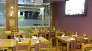 Breakfast, lunch, brunch served; Brazilian cuisine  - Hostal Linar (A Coruña)