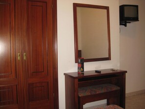 Cortinas opacas, cunas gratuitas, wifi gratis