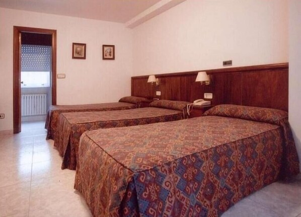 Blackout drapes, free cribs/infant beds, free WiFi - Hostal Linar (A Coruña)