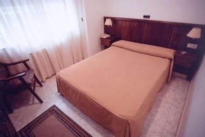 Blackout drapes, free cribs/infant beds, free WiFi - Hostal Linar (A Coruña)