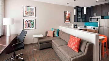 Suite, 1 kamar tidur | Area keluarga | Smart TV 32-inci dengan saluran TV premium, TV, dan Netflix
