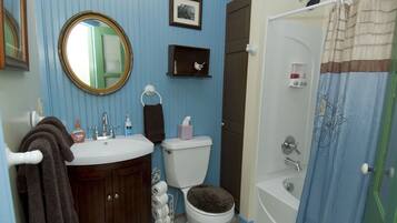 Duschwanne, Haartrockner, Handtücher, Seife