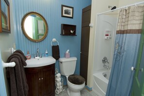 淋浴/盆浴组合、吹风机、毛巾、肥皂