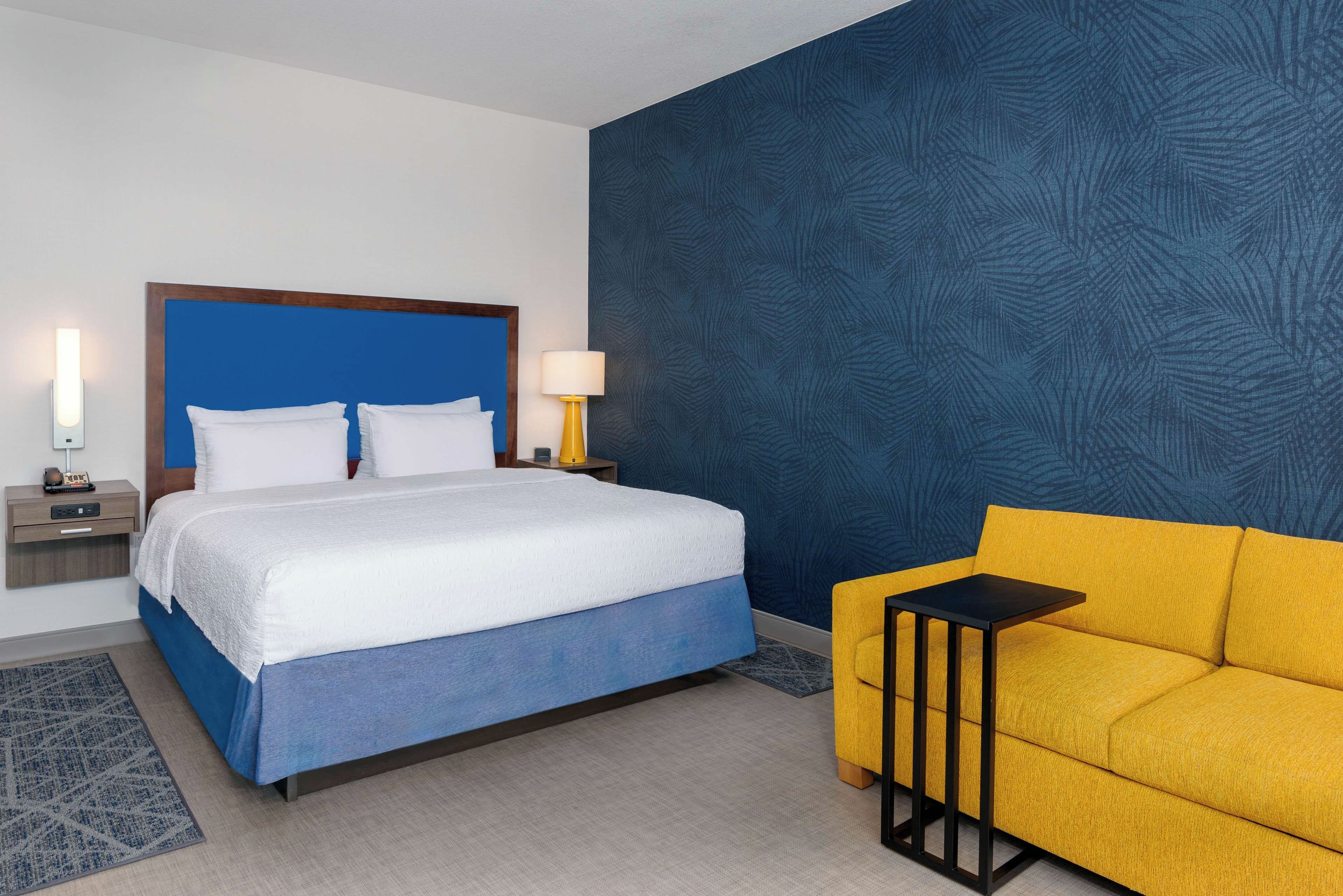 Chambre, 1 très grand lit et 1 canapé-lit, balcon, vue ville | Coin séjour