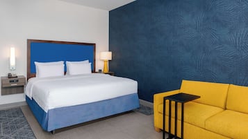 Chambre, 1 très grand lit et 1 canapé-lit, balcon, vue ville | Coin séjour