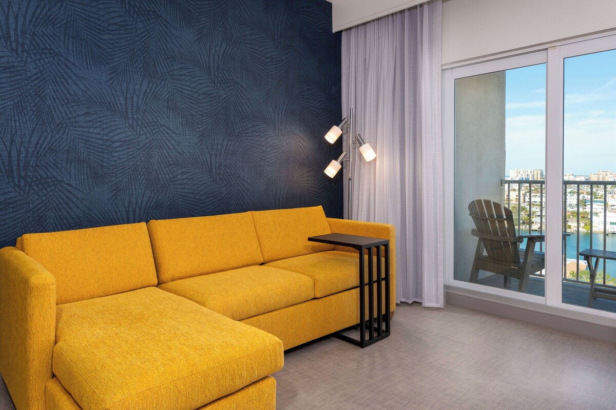Studio Suite, 2 Queen Beds, Refrigerator & Microwave (Balcony) | 起居區 | 42-吋LED 液晶電視、付費頻道、電視、付費電影