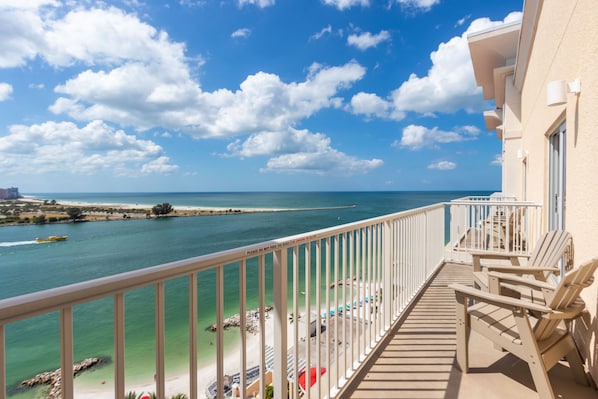 Ein Balkon mit Blick auf Strand und Meer.