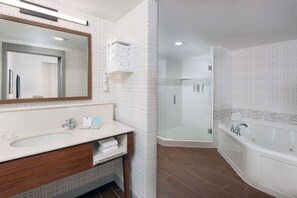 Studio, 1 giường cỡ king, tủ lạnh & lò vi sóng, quang cảnh bãi biển | Phòng tắm | Vòi sen/bồn tắm kết hợp, đồ dùng nhà tắm miễn phí, khăn tắm 