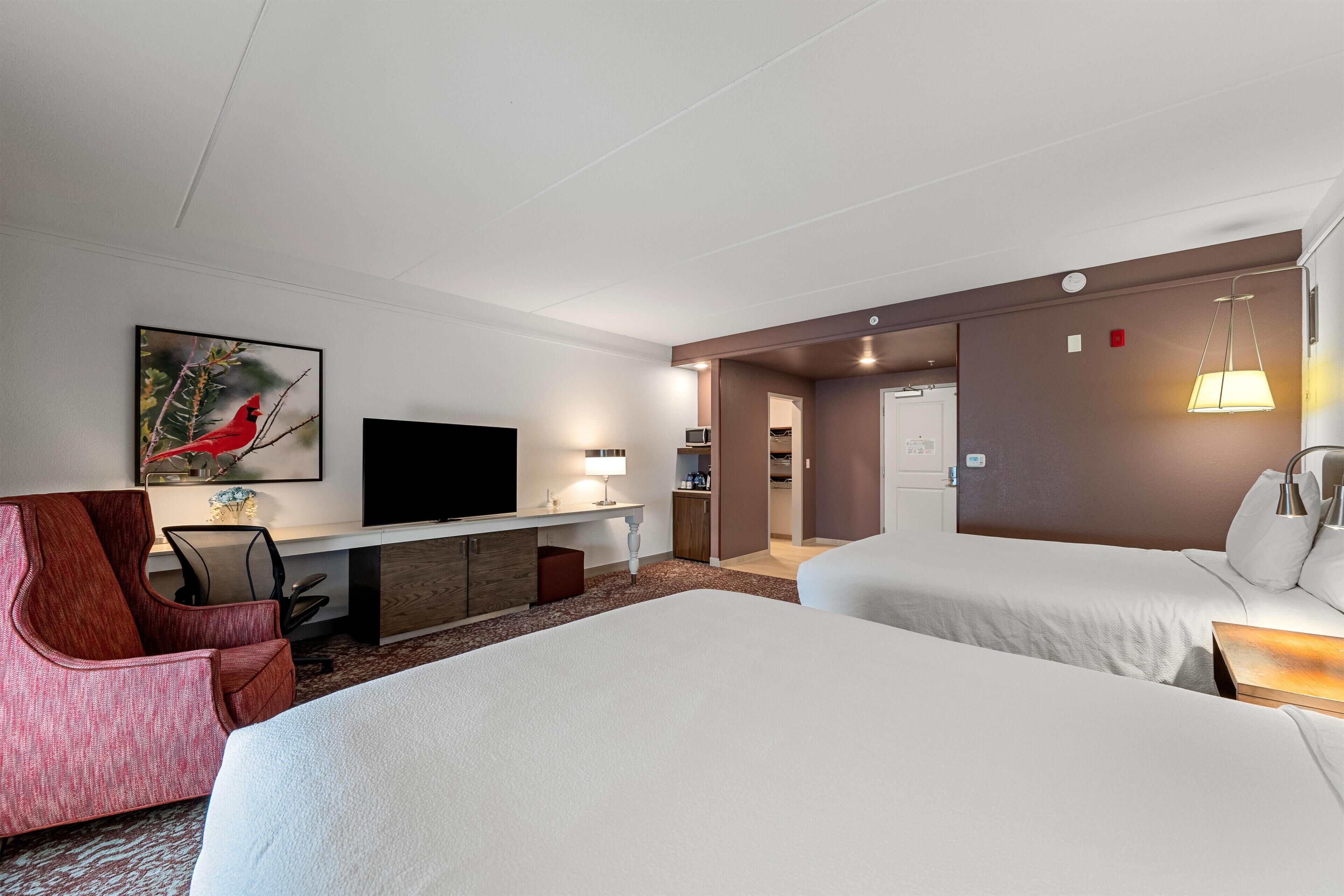 Chambre, 2 grands lits, accessible aux personnes à mobilité réduite, baignoire (Mobility/Hearing) | Coffre-fort, bureau, espace de travail pour ordinateurs portables