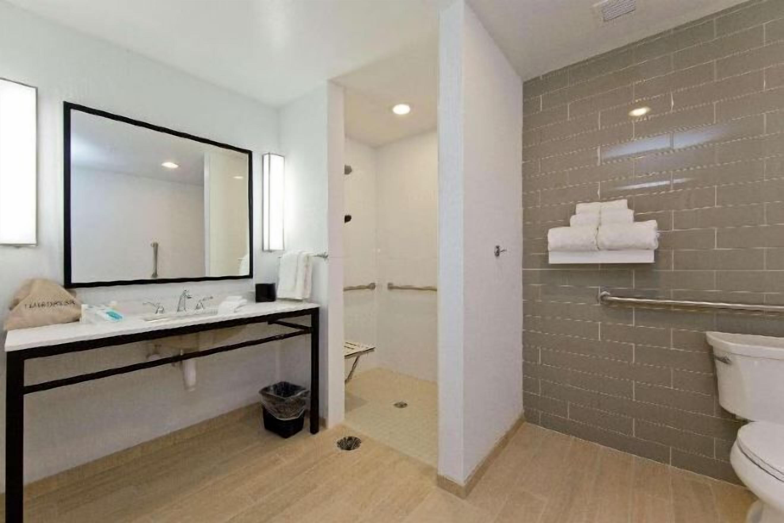 Bathroom | Designer toiletries, towels