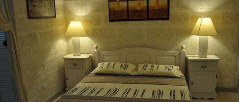 Studio, uitzicht op tuin (White Coconut) | Een kluis op de kamer, een bureau, een strijkplank/strijkijzer