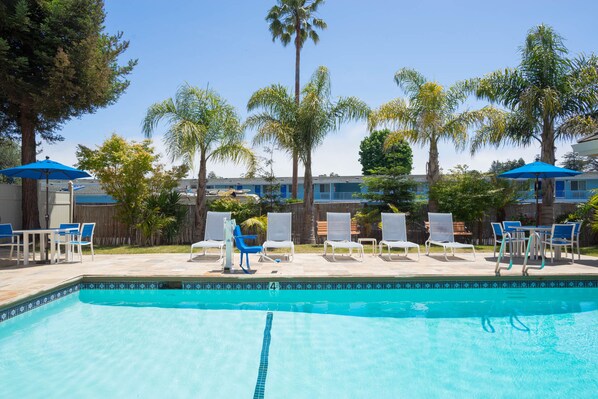 Piscine extérieure, chaises longues