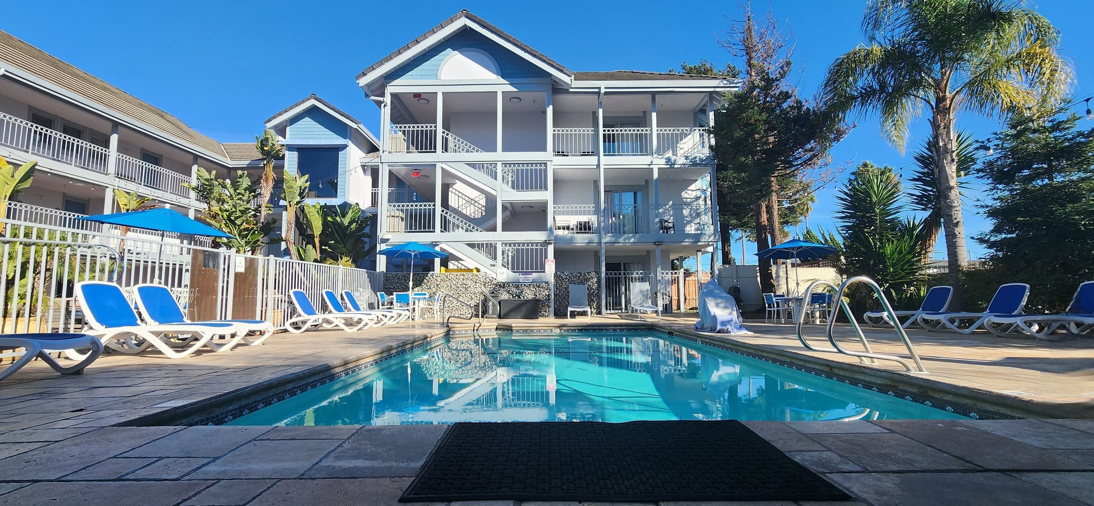 Utendørsbasseng og solsenger