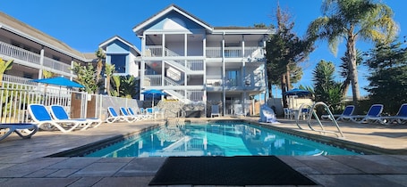 Alberca al aire libre y camastros . Hotel Solares