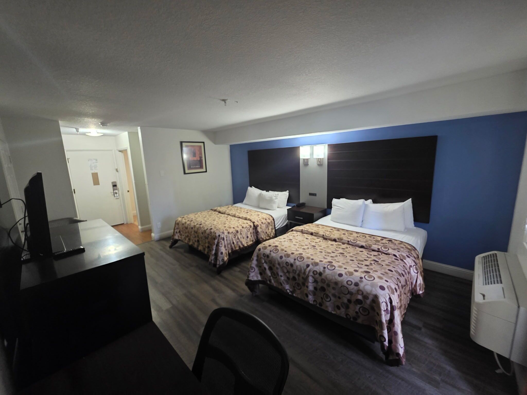 デスク、遮光カーテン、アイロン / アイロン台、WiFi (無料)