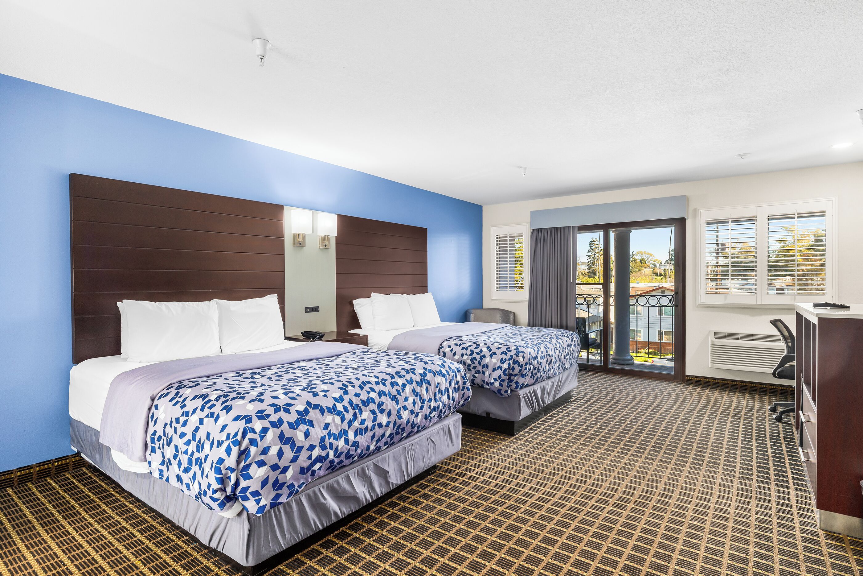 Meja kerja, tirai kedap cahaya, setrika/meja setrika, dan Wi-Fi gratis