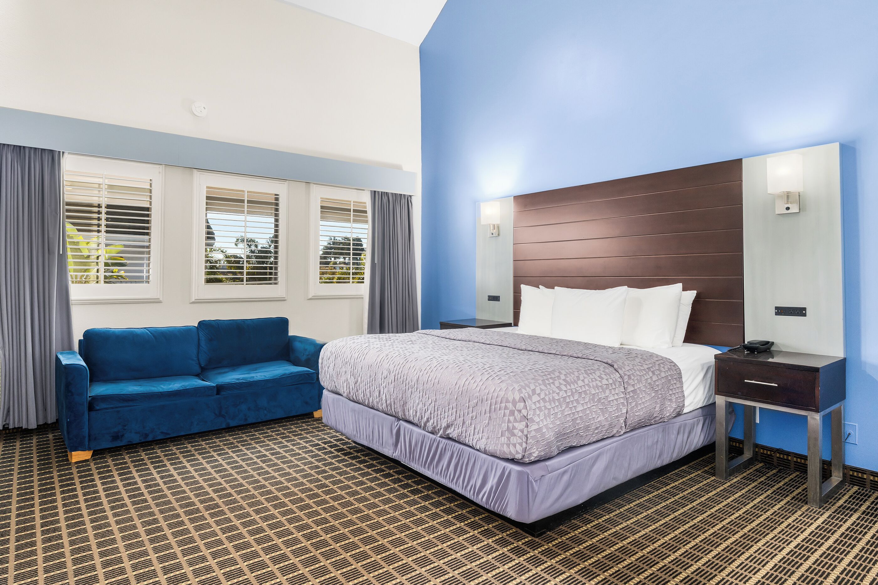 高級客房, 1 張特大雙人床和 1 張沙發床, 冰箱和微波爐 | 書桌、遮光布/窗簾、熨斗/熨衣板、免費無線上網