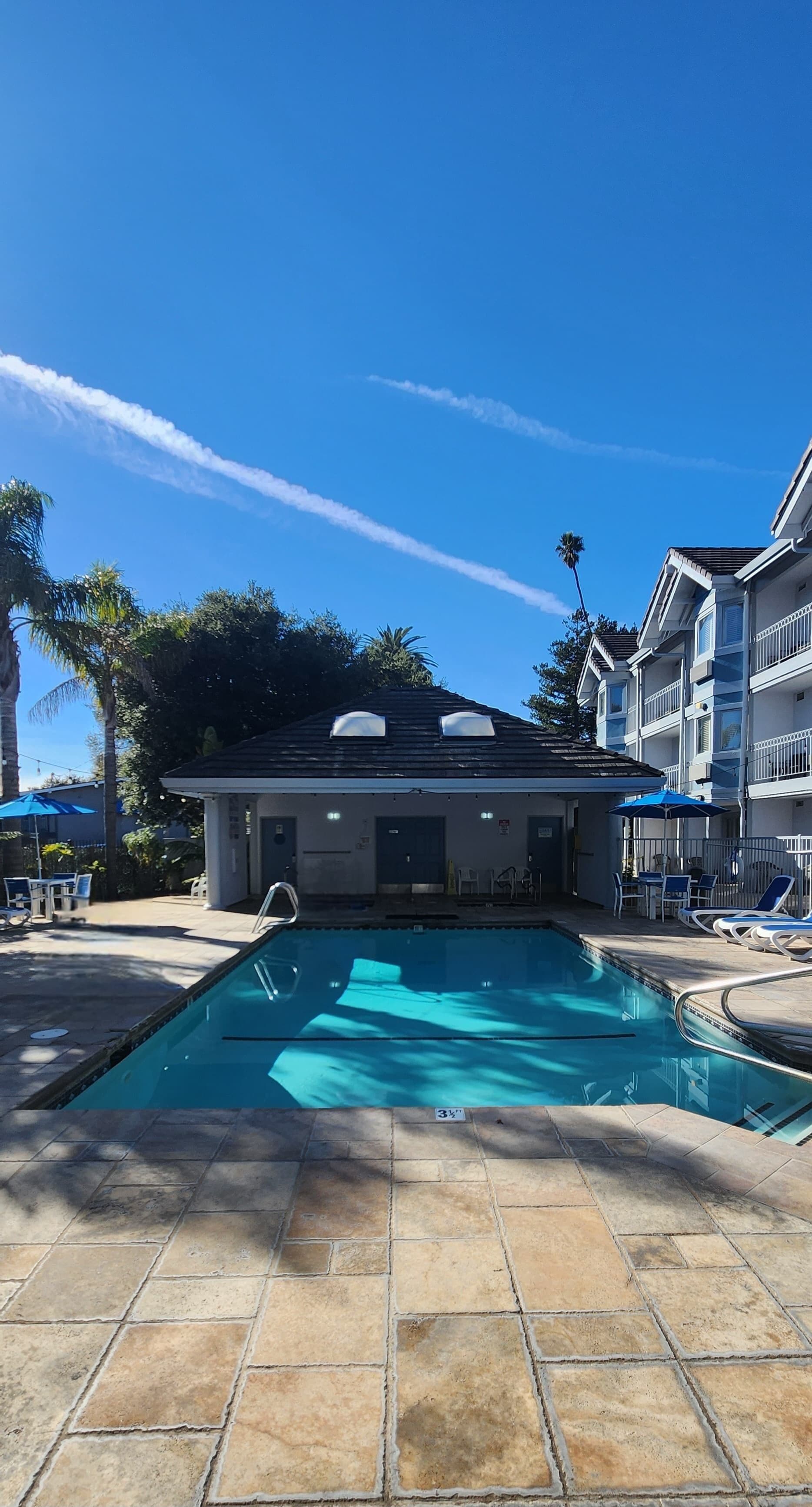 室外游泳池，日光浴躺椅