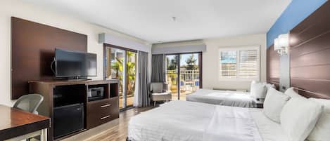 Standardzimmer, 2 Queen-Betten, Kühlschrank und Mikrowelle | Schreibtisch, Verdunkelungsvorhänge, Bügeleisen/Bügelbrett