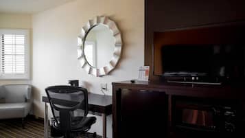 标准房, 1 张特大床, 冰箱和微波炉 | 办公桌、遮光窗帘、熨斗/熨衣板、免费 WiFi