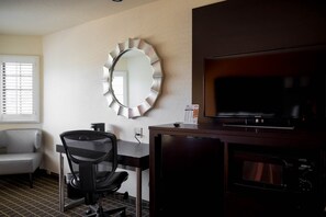 標準客房, 1 張特大雙人床, 冰箱和微波爐 | 書桌、遮光布/窗簾、熨斗/熨衣板、免費無線上網