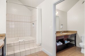 Habitación superior, 1 cama King size y sofá cama, refrigerador y microondas | Tina profunda