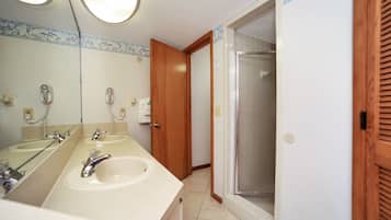Apartamento estándar, 2 habitaciones, vistas al mar | Baño | Secador de pelo, toallas y champú