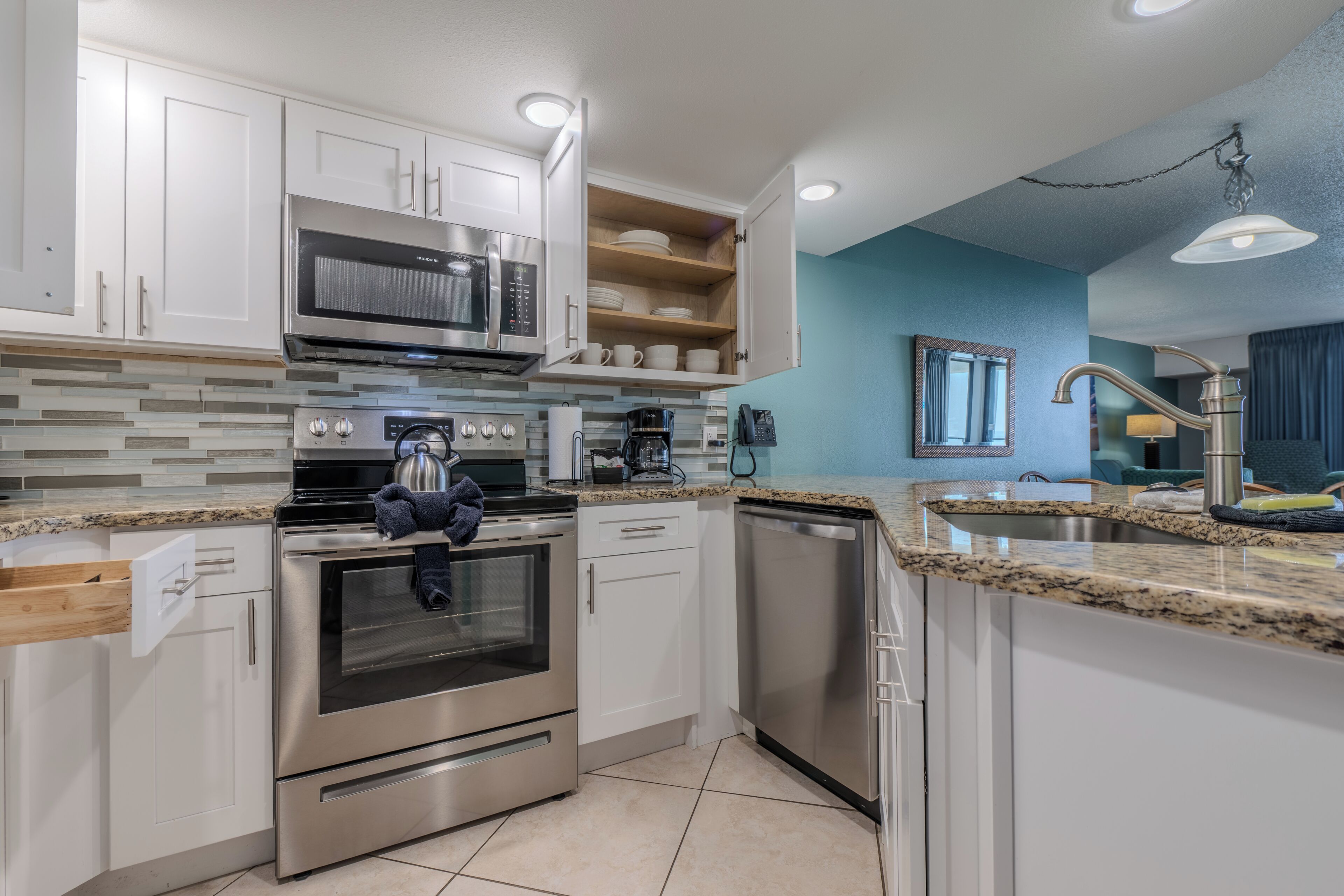 Apartamento estándar, 2 habitaciones, vistas al mar | Cocina privada | Cafetera o tetera, frigorífico, microondas y horno
