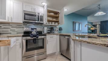 Apartamento estándar, 2 habitaciones, vistas al mar | Cocina privada | Cafetera o tetera, frigorífico, microondas y horno
