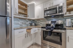Departamento estándar, 2 habitaciones, vista al océano | Cocina privada | Cafetera y tetera, refrigerador, microondas y horno