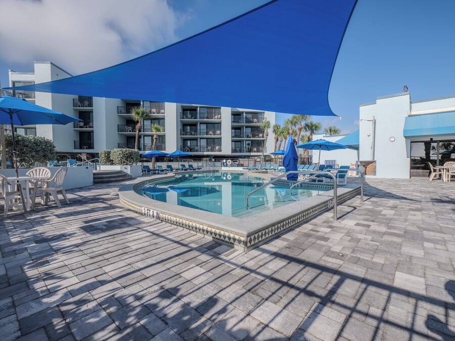 Una piscina al aire libre, una piscina climatizada