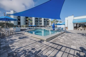 Una piscina al aire libre, una piscina climatizada