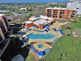 Una piscina al aire libre, una piscina climatizada