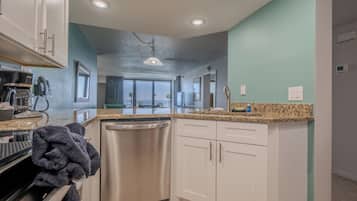 Standard-Apartment, 2 Schlafzimmer, Meerblick | Eigene Küche | Wasserkocher mit Kaffee-/Teezubehör, Kühlschrank, Mikrowelle, Ofen