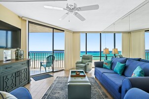 Íbúð - 1 svefnherbergi - sjávarsýn (Windward 303) | Stofa | Sjónvarp