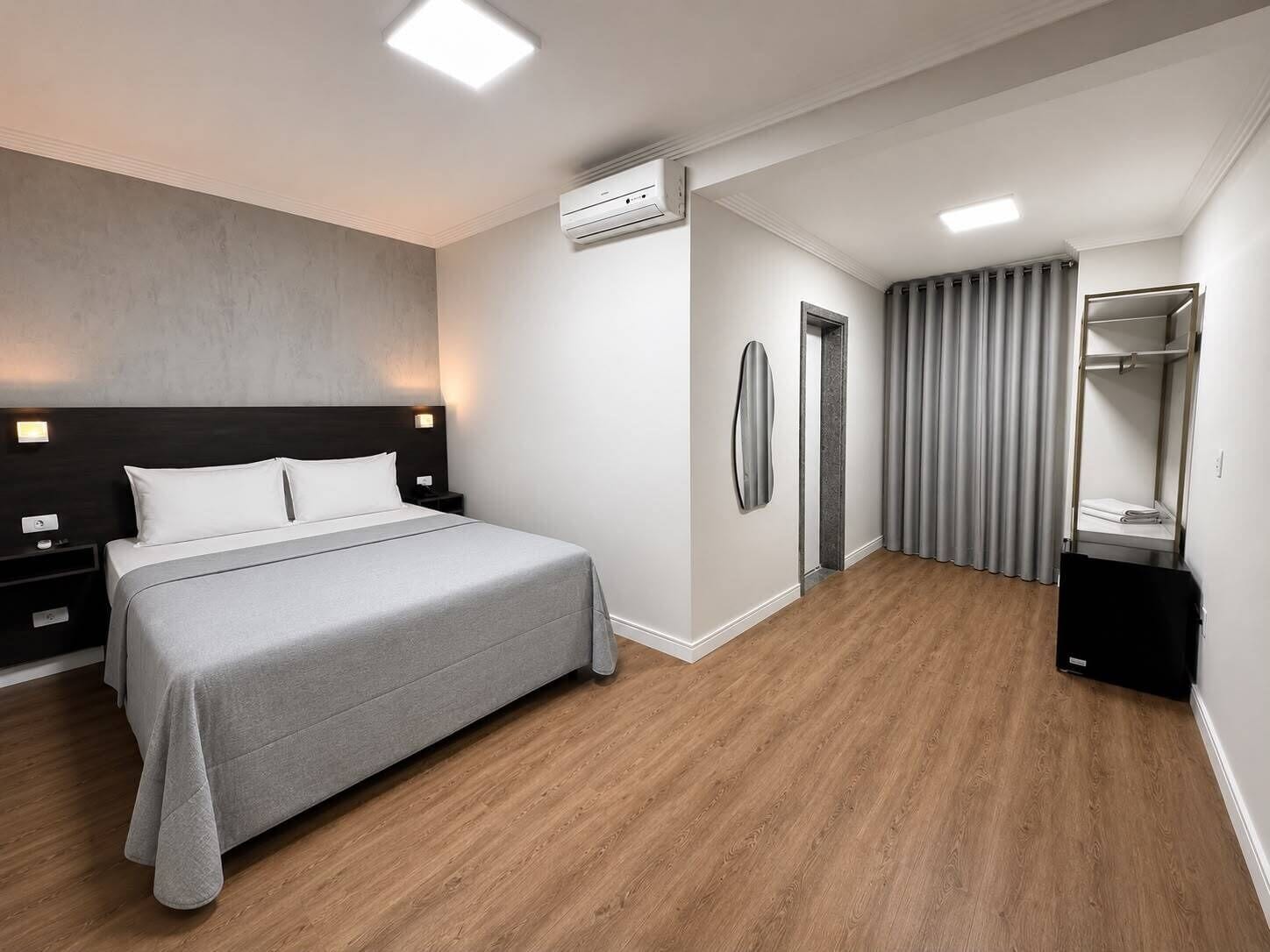 Minibar, desk, laptop workspace, free WiFi