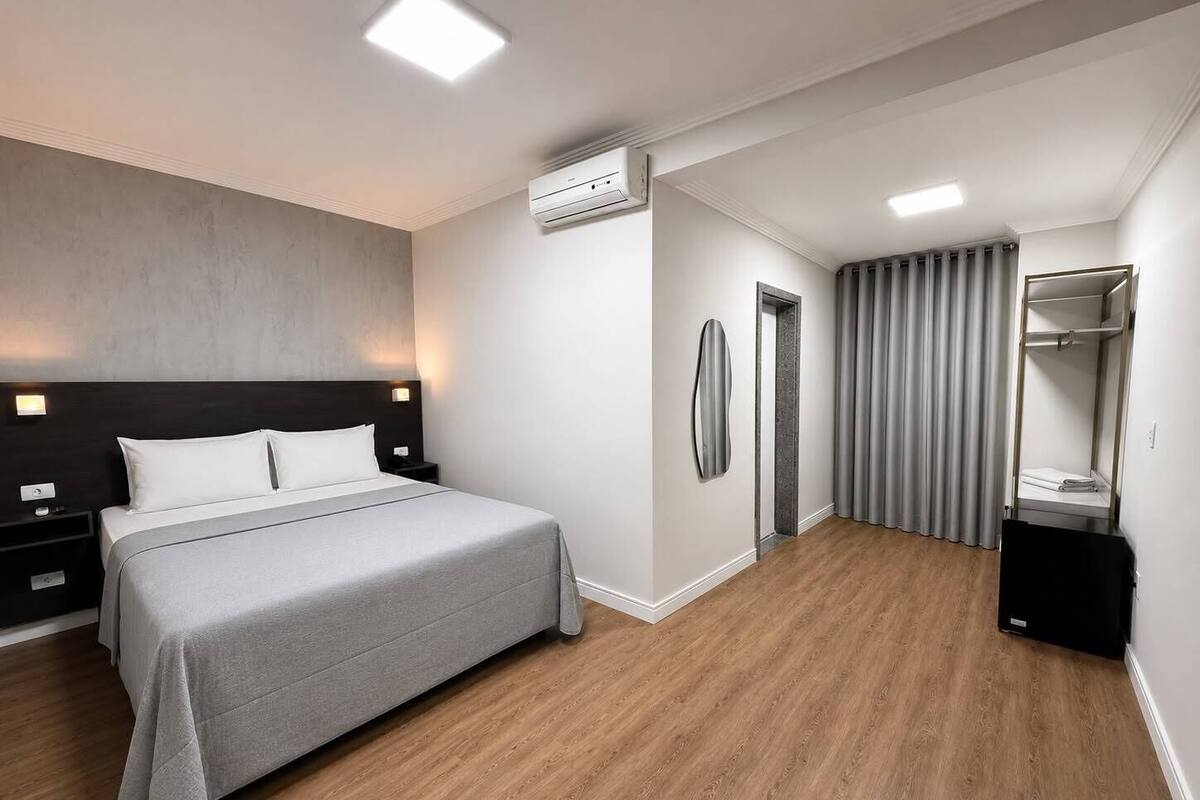 Een minibar, een bureau, een laptopwerkplek, gratis wifi