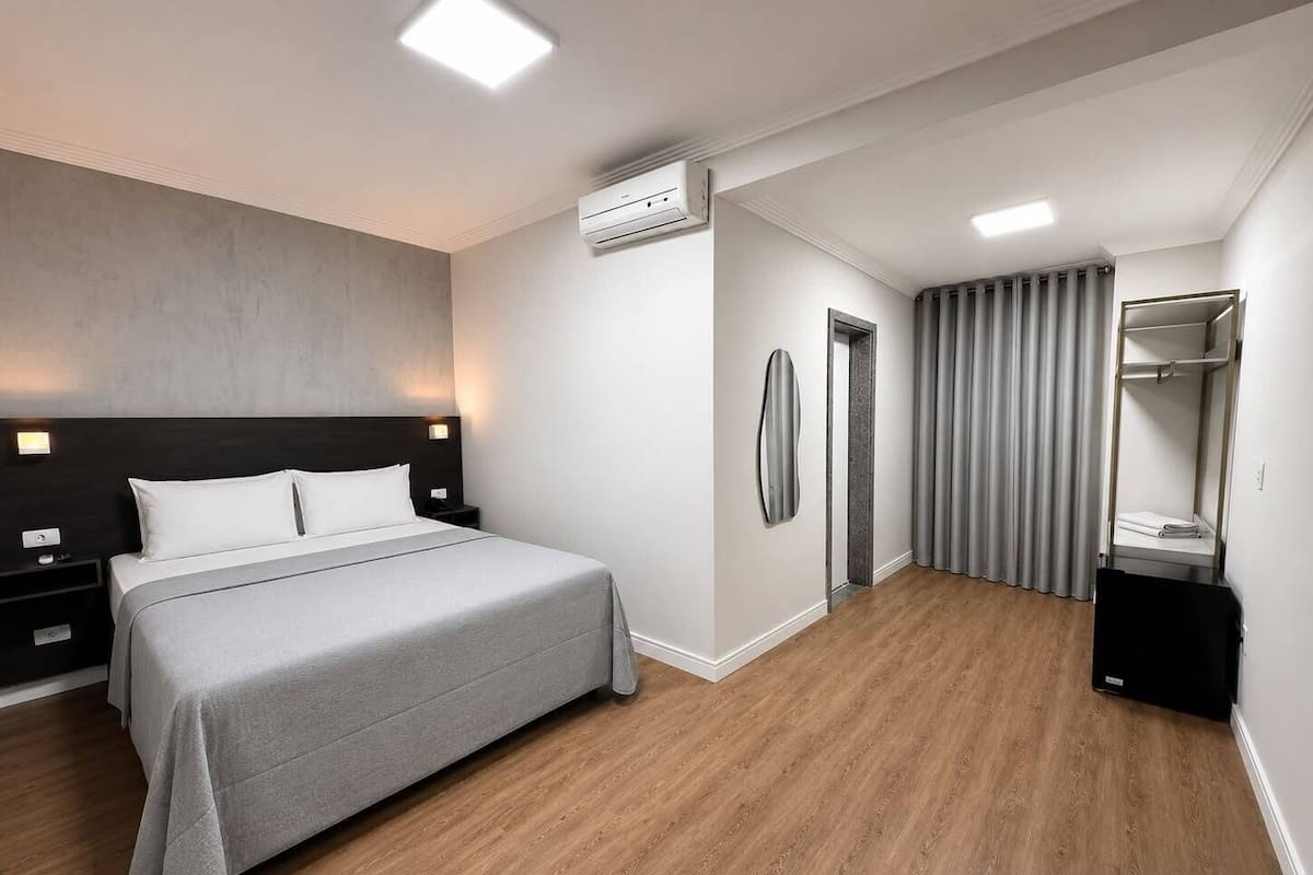 Minibar, bureau, espace de travail pour ordinateur portable