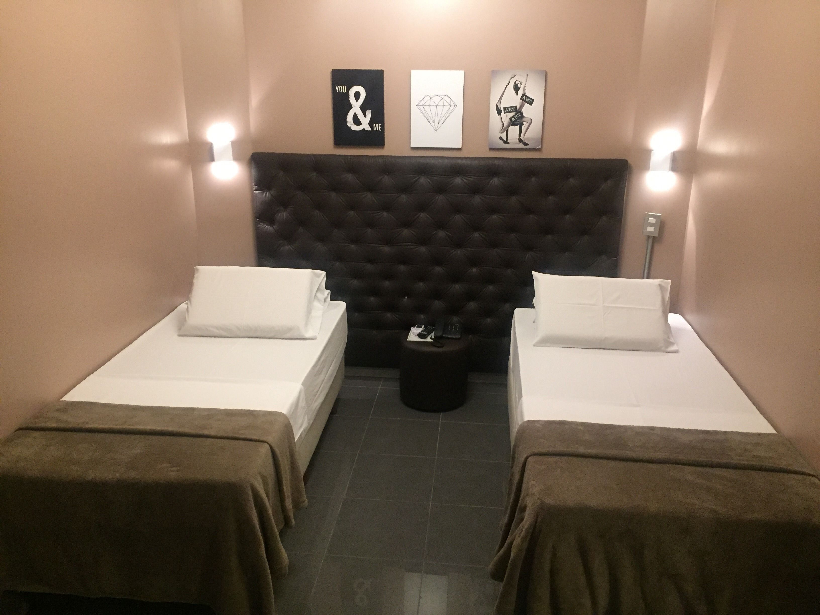 Minibar, escritorio, espacio para trabajar con laptop y wifi gratis 