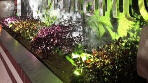 A hotel sign with the name "HOTEL DIAMANTE" in large letters. - Hotel Diamante (São Paulo)