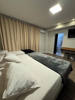 Family Triple Room | Minibar, desk, laptop workspace, free WiFi - Hotel Diamante (São Paulo)
