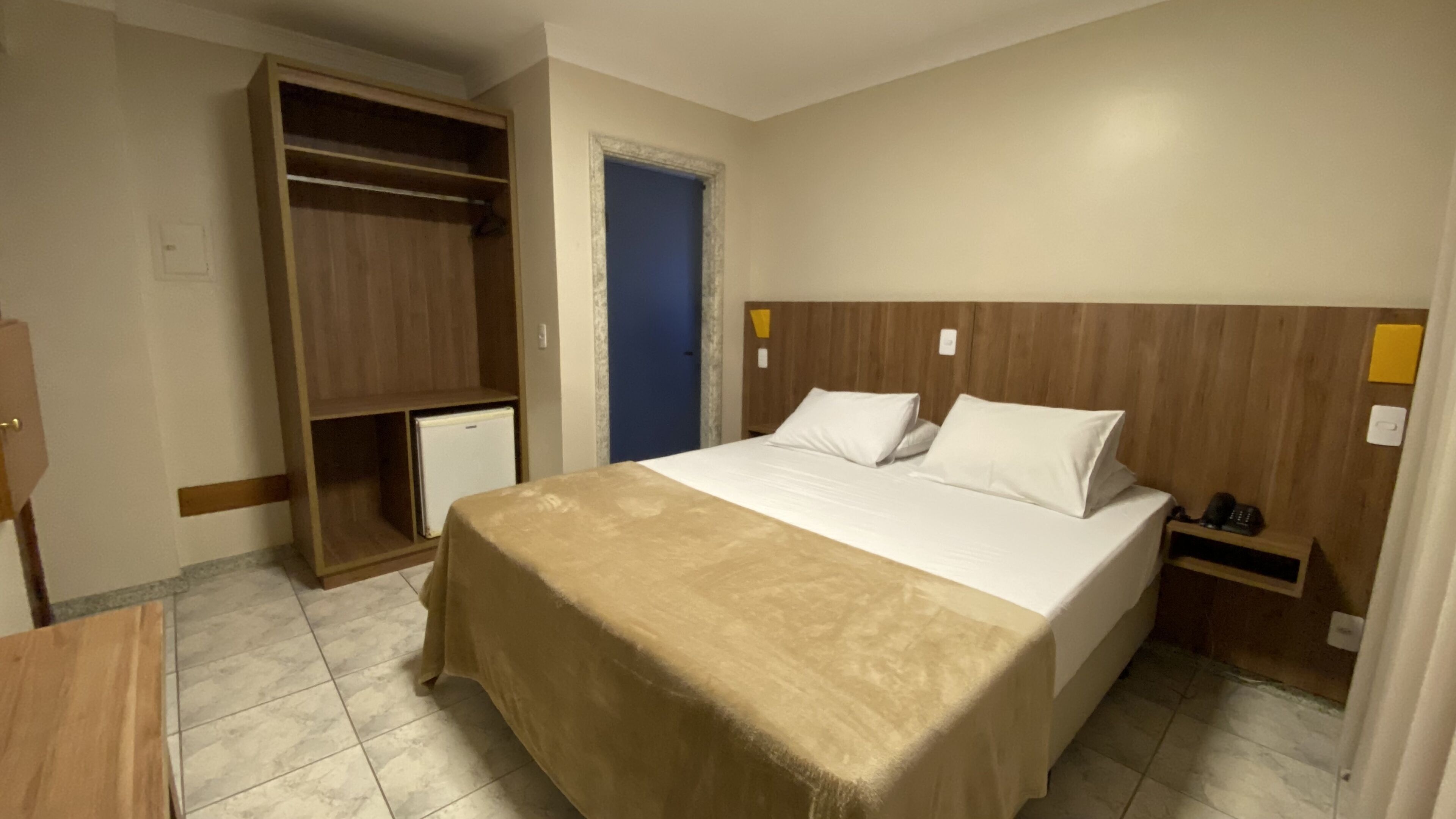 Minibar, escritorio, espacio para trabajar con laptop y wifi gratis 