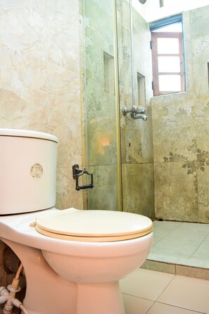 Standard Double Room | Bathroom - ZEN Rooms Sellamuttu Avenue Colombo 3 (Colombo)